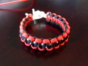 how to make a paracord bracelet